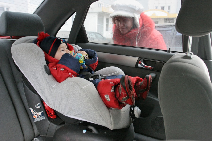 В Северодвинске спасатели вызволили малыша из закрытой машины